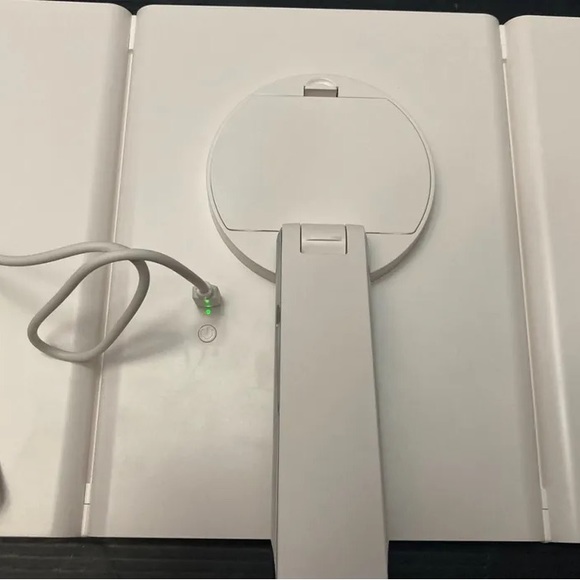 Sora Dual powered Vanity Mirror LED’s mimic the natural sunlight - Picture 5 of 13